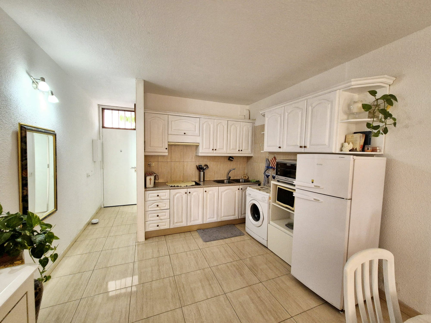 Costa_del_Silencio_Casa_Anna_Modern_Apartment_Tenerife_entrance_kitchen