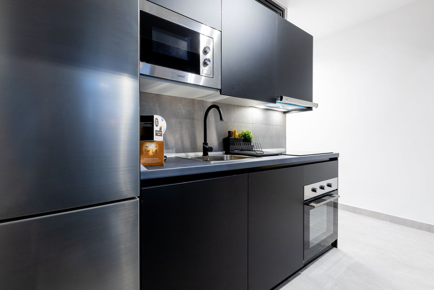 Spacious 2-Bedroom Apartment for Sale in Playa Paraíso Minimalist modern Open-plan kitchen 3