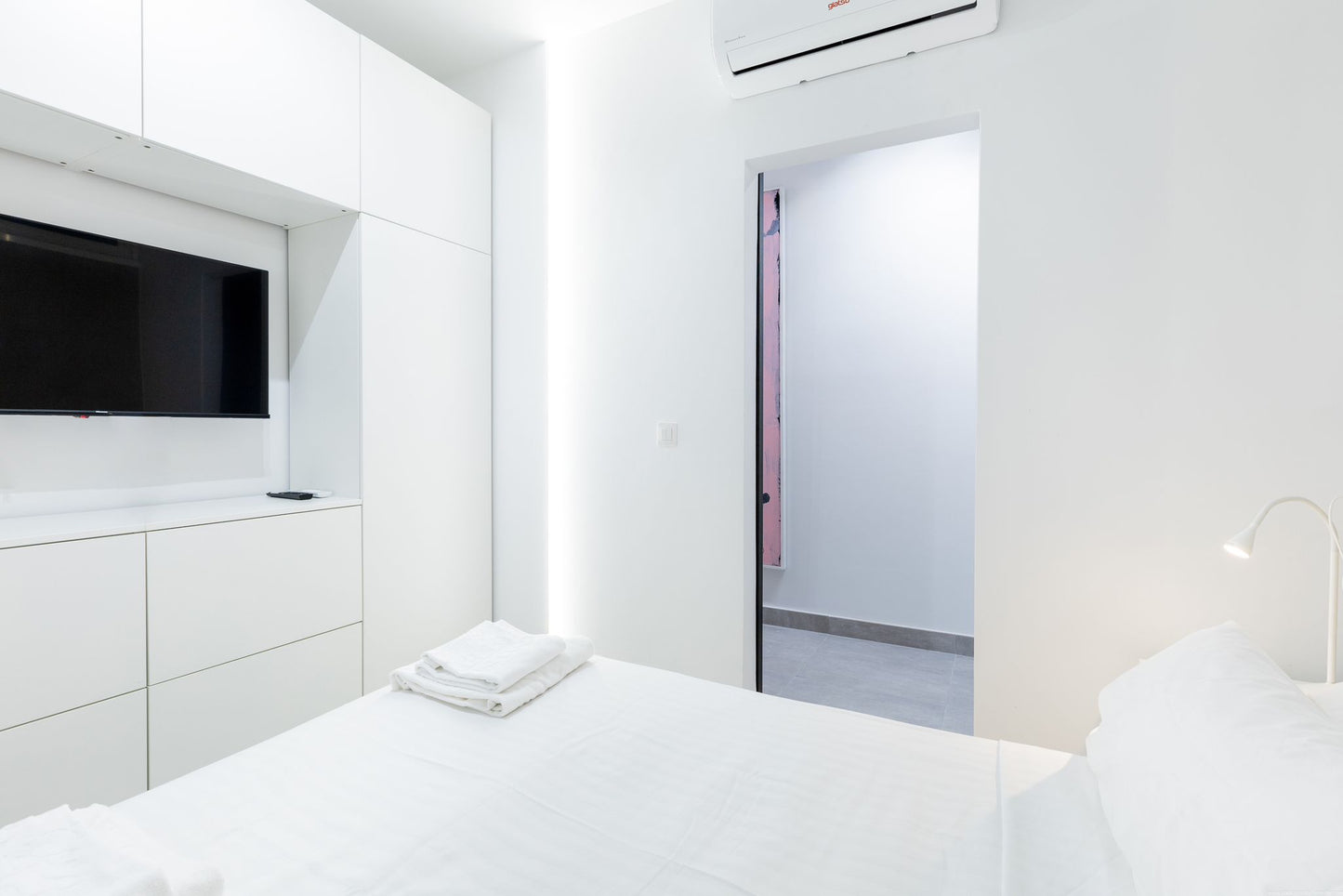 Spacious 2-Bedroom Apartment for Sale in Playa Paraíso Minimalist modern bedroom with queen-size bed