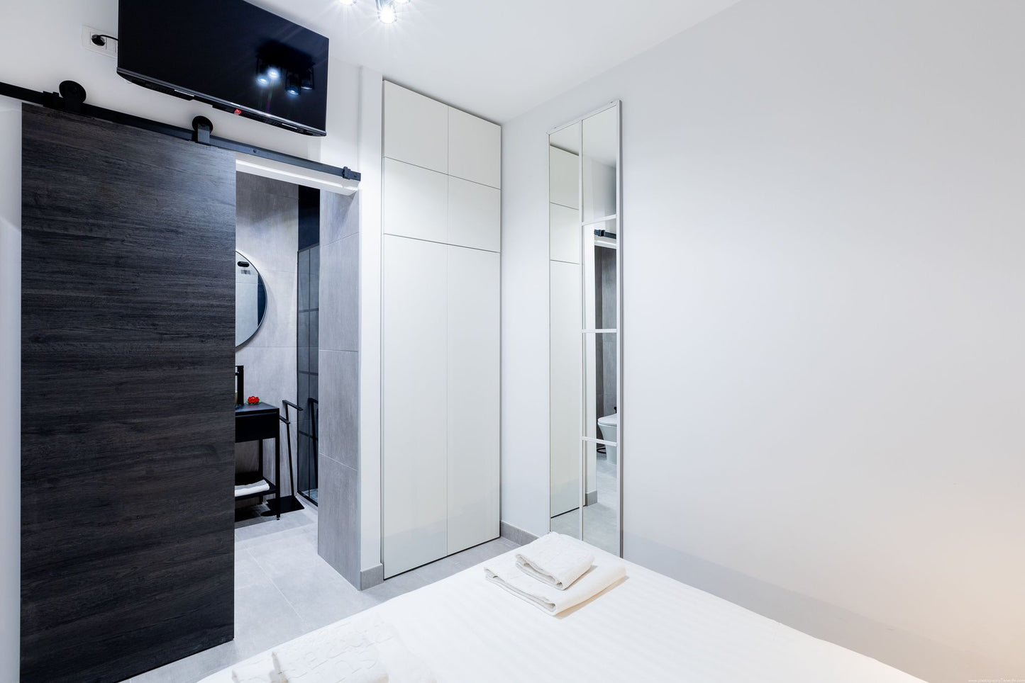 Spacious 2-Bedroom Apartment for Sale in Playa Paraíso Minimalist modern bedroom with queen-size bed 3