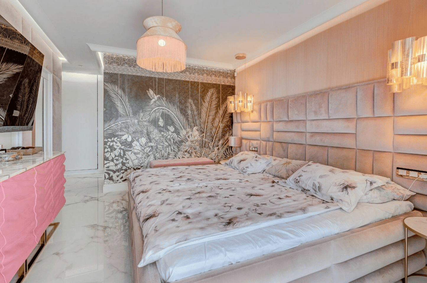 Torviscas_Alto_Luxury_4_bedroom_villa_tenerife_queen-size_bed_breathtaking_pink