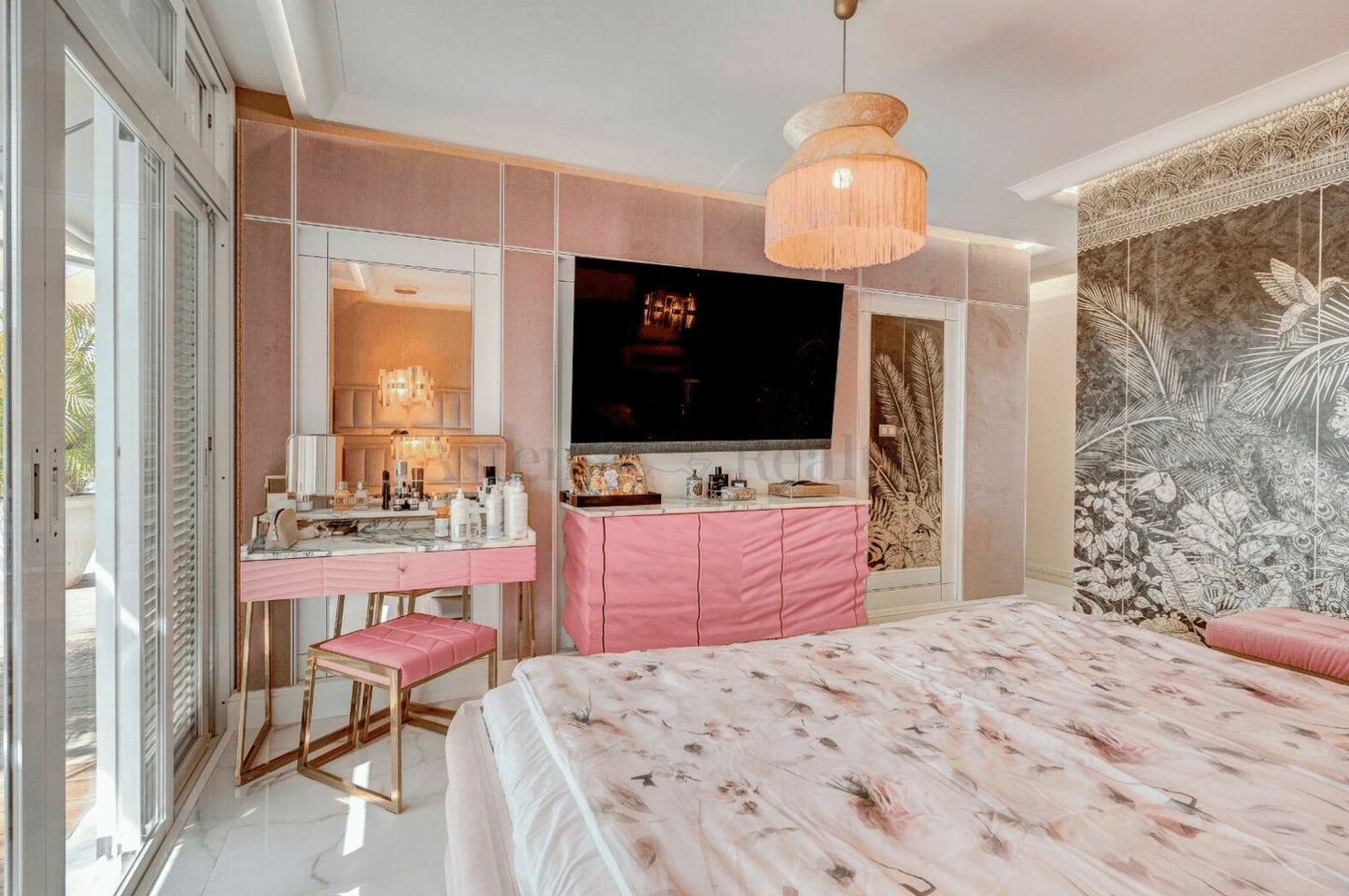 Torviscas_Alto_Luxury_4_bedroom_villa_tenerife_queen-size_bed_breathtaking_pink_large_flat-screen_tv