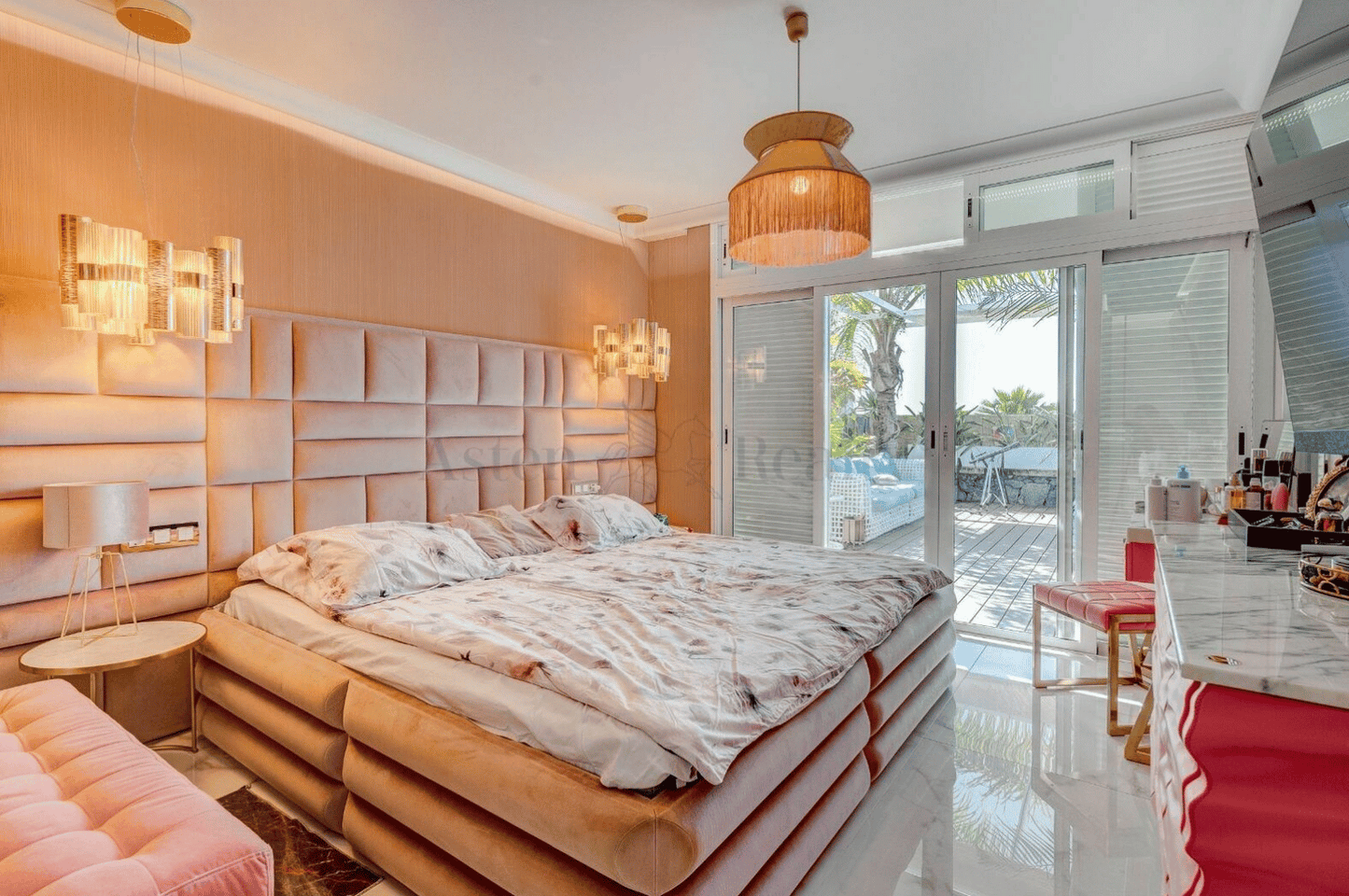 Torviscas_Alto_Luxury_4_bedroom_villa_tenerife_queen-size_bed_breathtaking_pink_large_flat-screen_tv_stylish