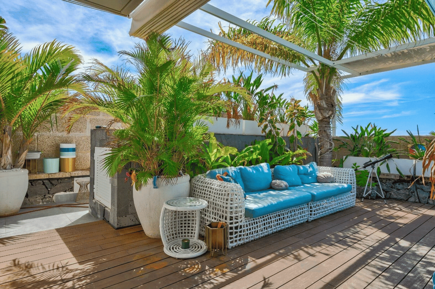 Torviscas_Alto_Luxury_4_bedroom_villa_tenerife_sofa_pool_outside