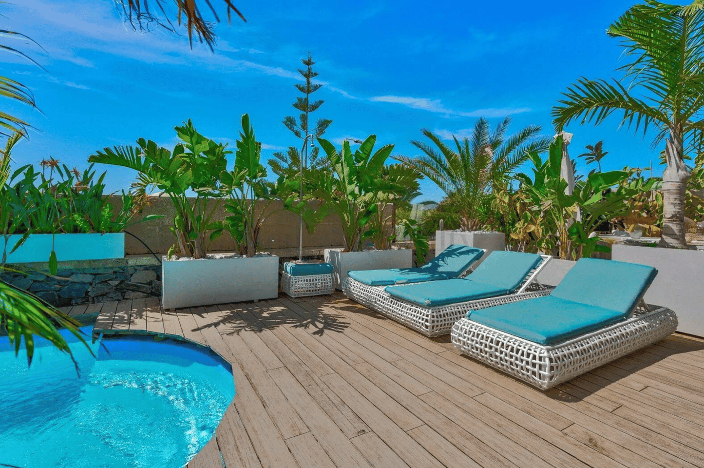 Torviscas_Alto_Luxury_4_bedroom_villa_tenerife_sunbeds_pool_garden_private