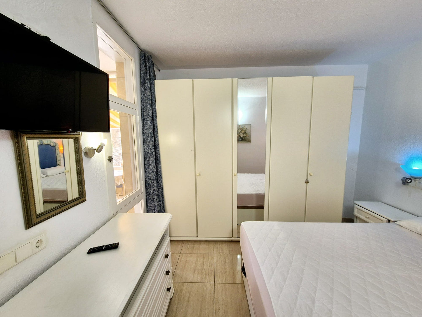Costa_del_Silencio_Casa_Anna_Modern_Apartment_Tenerife_large_wardrobe