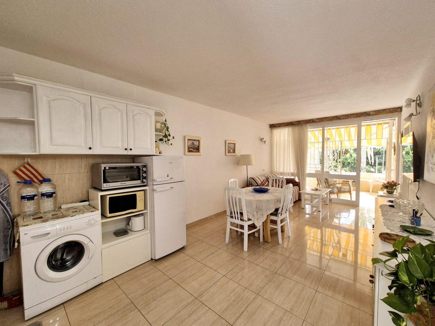 Costa_del_Silencio_Casa_Anna_Modern_Apartment_Tenerife_oven_kitchen_microwave