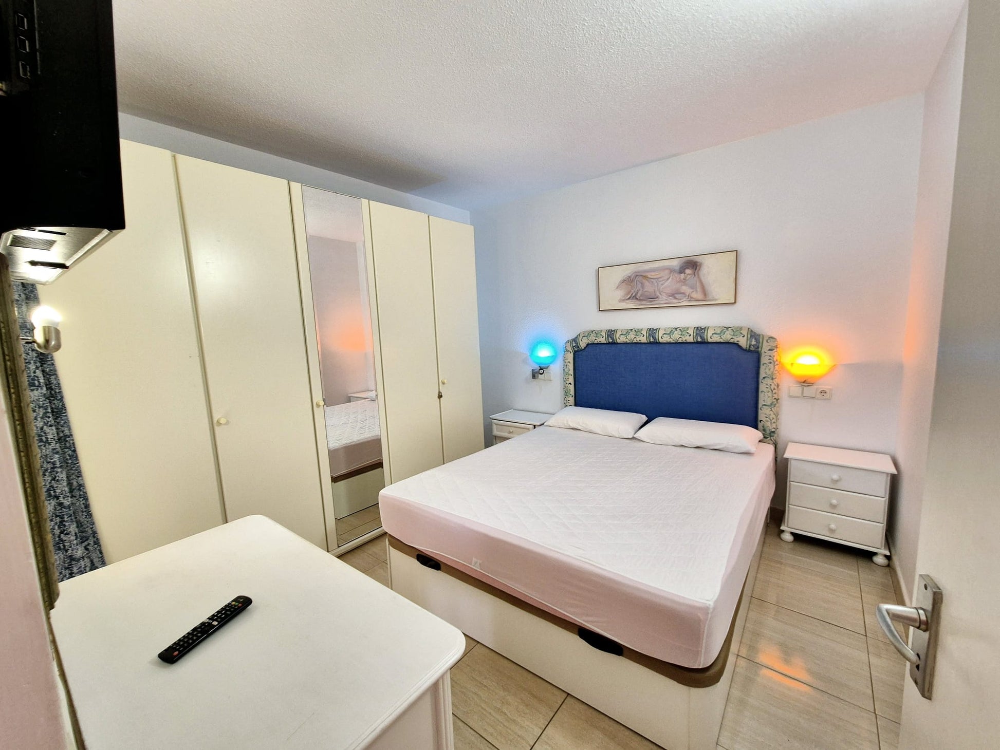 Costa_del_Silencio_Casa_Anna_Modern_Apartment_Tenerife_queen_size_bed