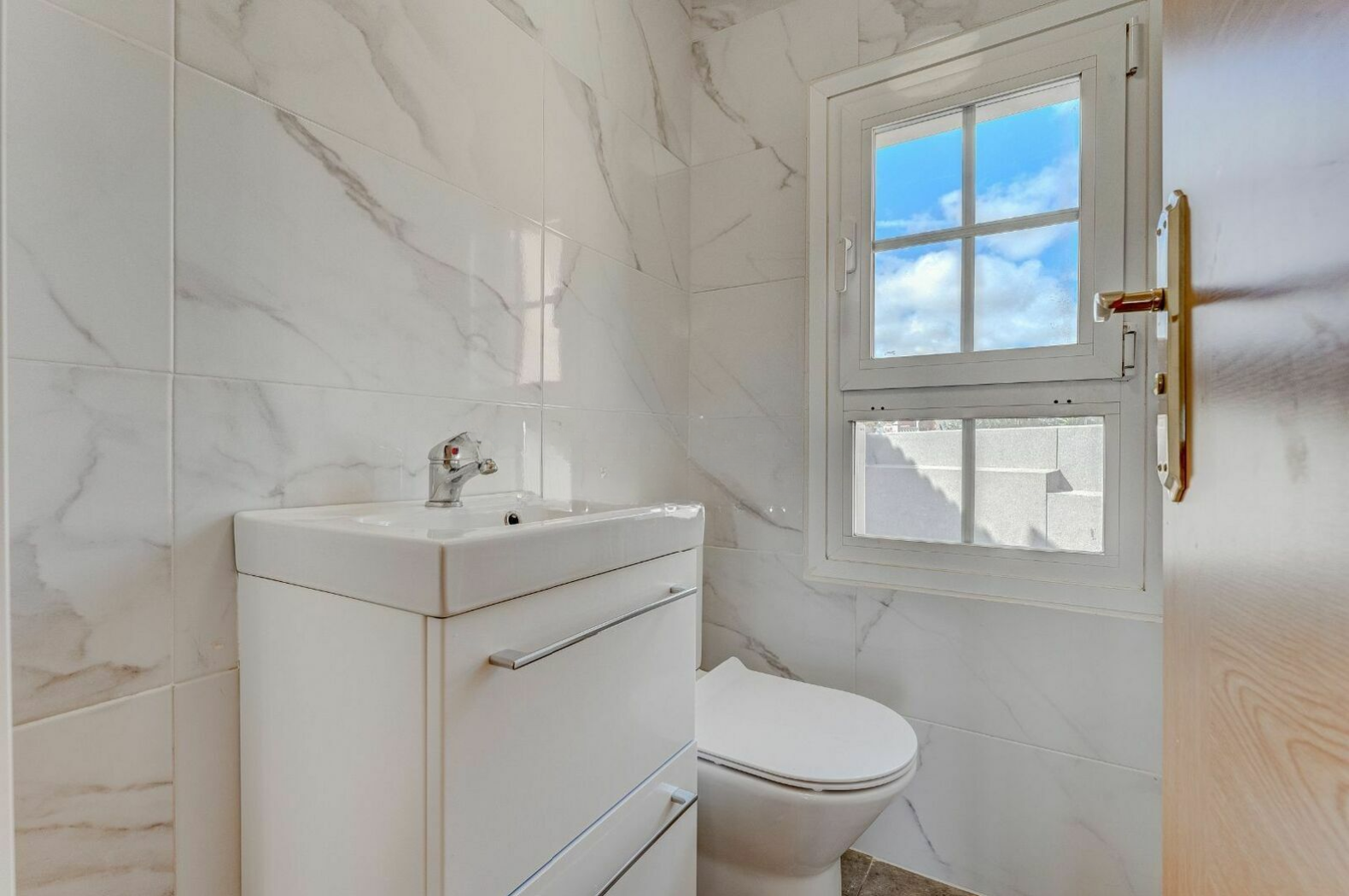 El_Medano_Exclusive_House_Ocean_Views_Tenerife_marble_bathroom