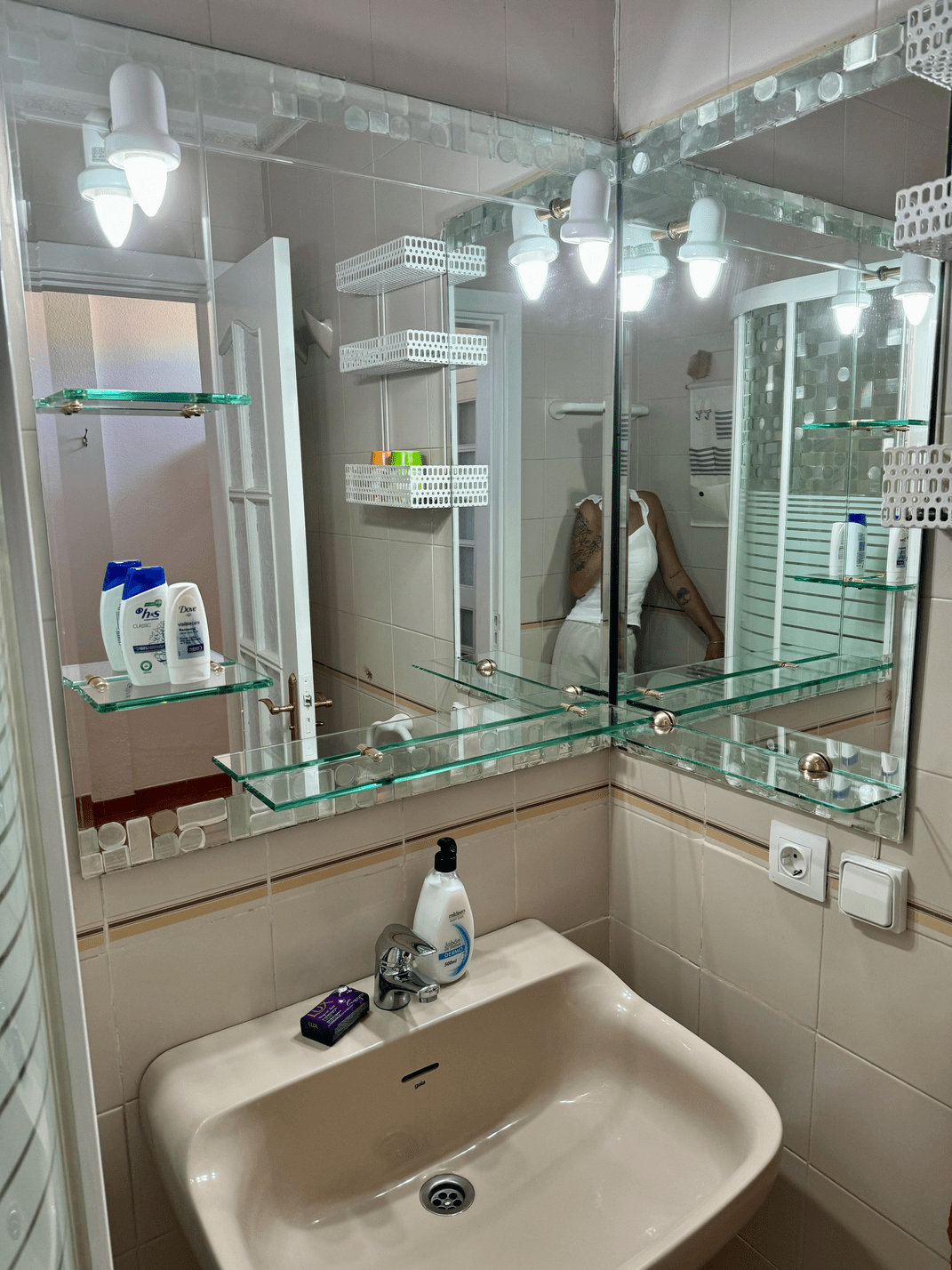 Fanabe_Stunning_Beachfront_Penthouse_Parque_Royal_Tenerife_bathroom_first_floor