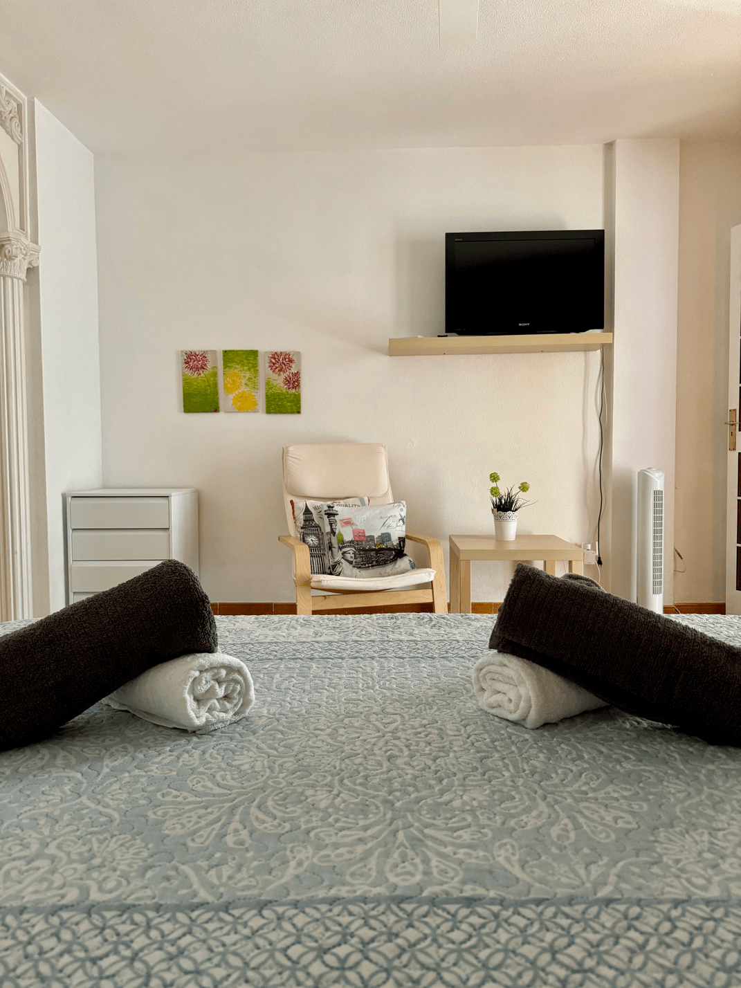 Fanabe_Stunning_Beachfront_Penthouse_Parque_Royal_Tenerife_bedroom_flat_screen_tv
