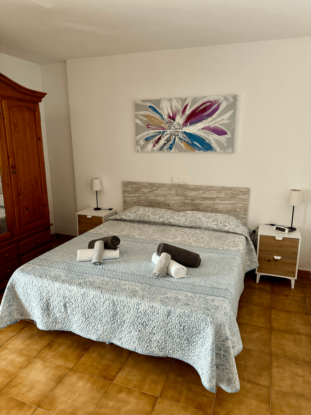 Fanabe_Stunning_Beachfront_Penthouse_Parque_Royal_Tenerife_bedroom_queen-size_bed
