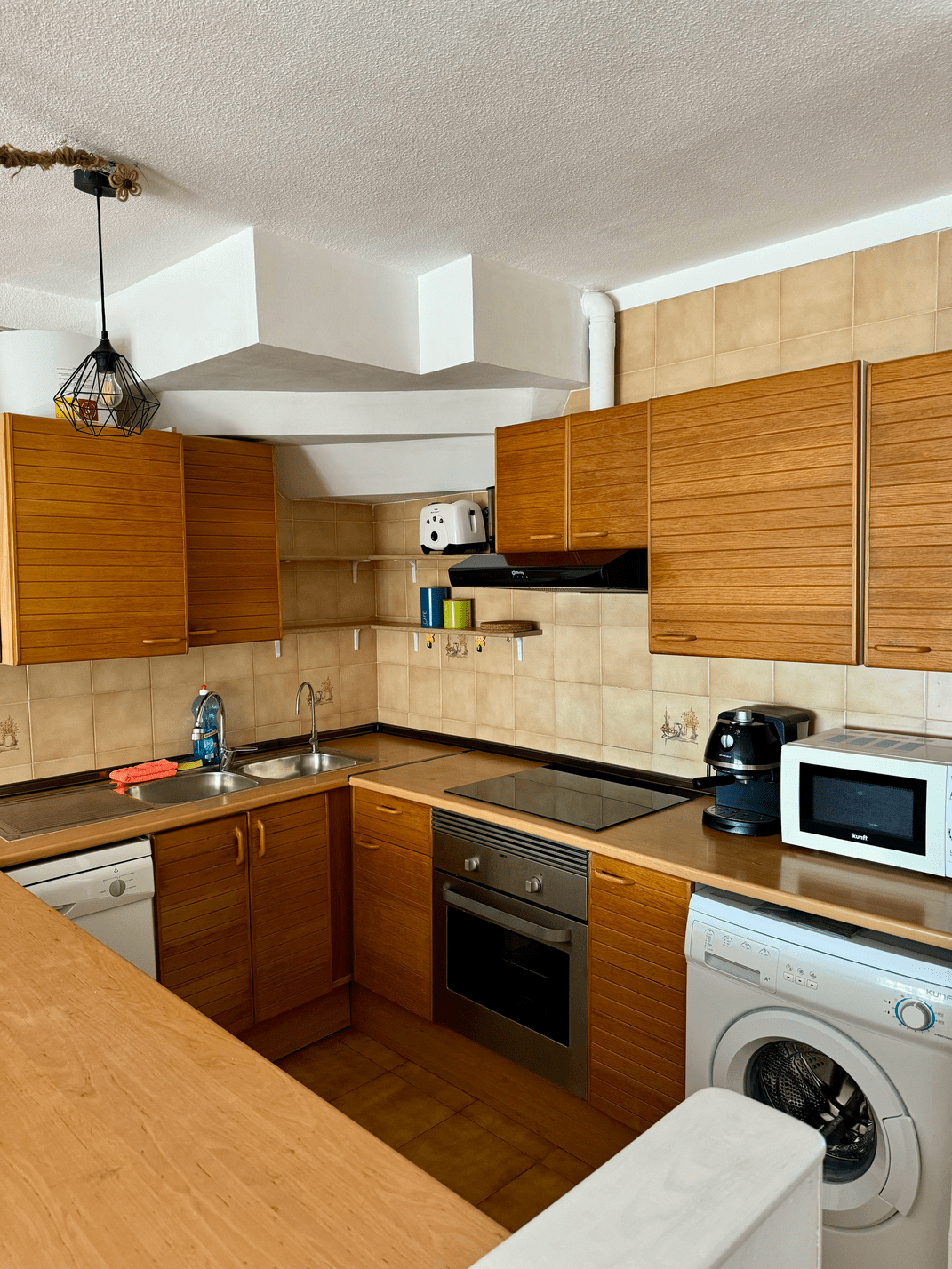 Fanabe_Stunning_Beachfront_Penthouse_Parque_Royal_Tenerife_fully_equipped_kitchen_oven_coffee_toaster