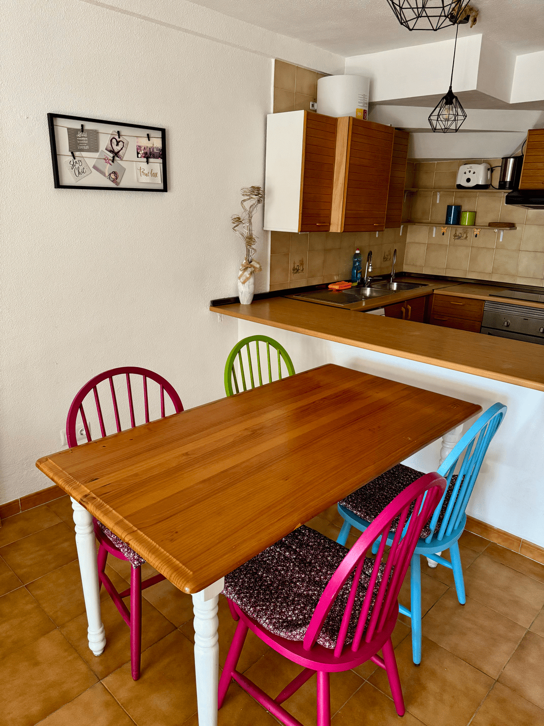 Fanabe_Stunning_Beachfront_Penthouse_Parque_Royal_Tenerife_living_room_coloured_chairs