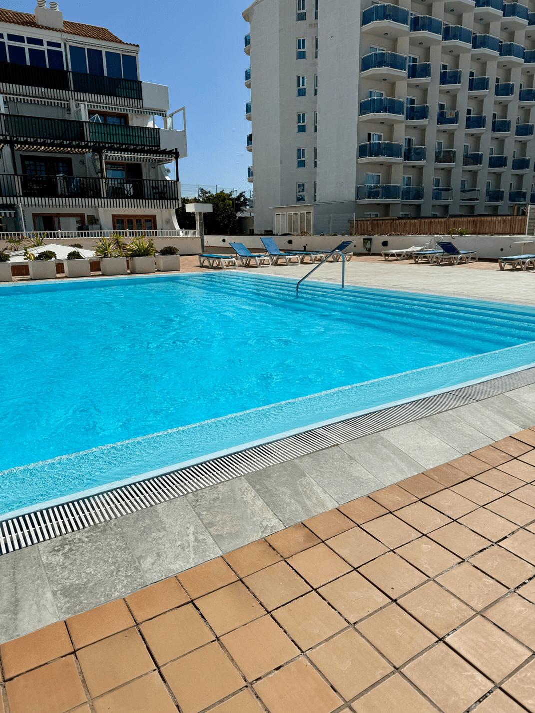 Fanabe_Stunning_Beachfront_Penthouse_Parque_Royal_Tenerife_pool_complex_adults_kids