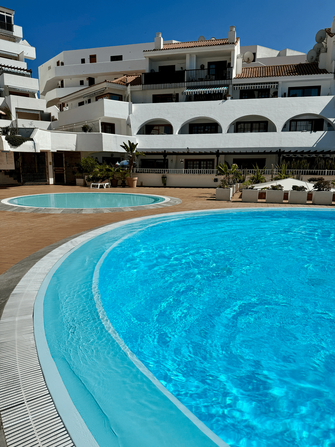 Fanabe_Stunning_Beachfront_Penthouse_Parque_Royal_Tenerife_pools