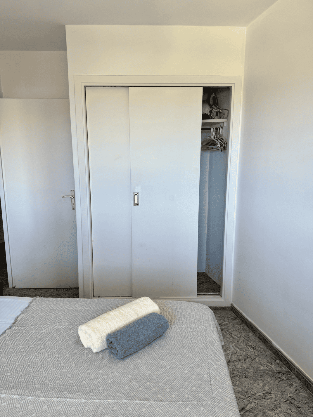 Heart_of_Las_Americas_Charming_Beach_Apartment_Tenerife_Bedroom_Closet