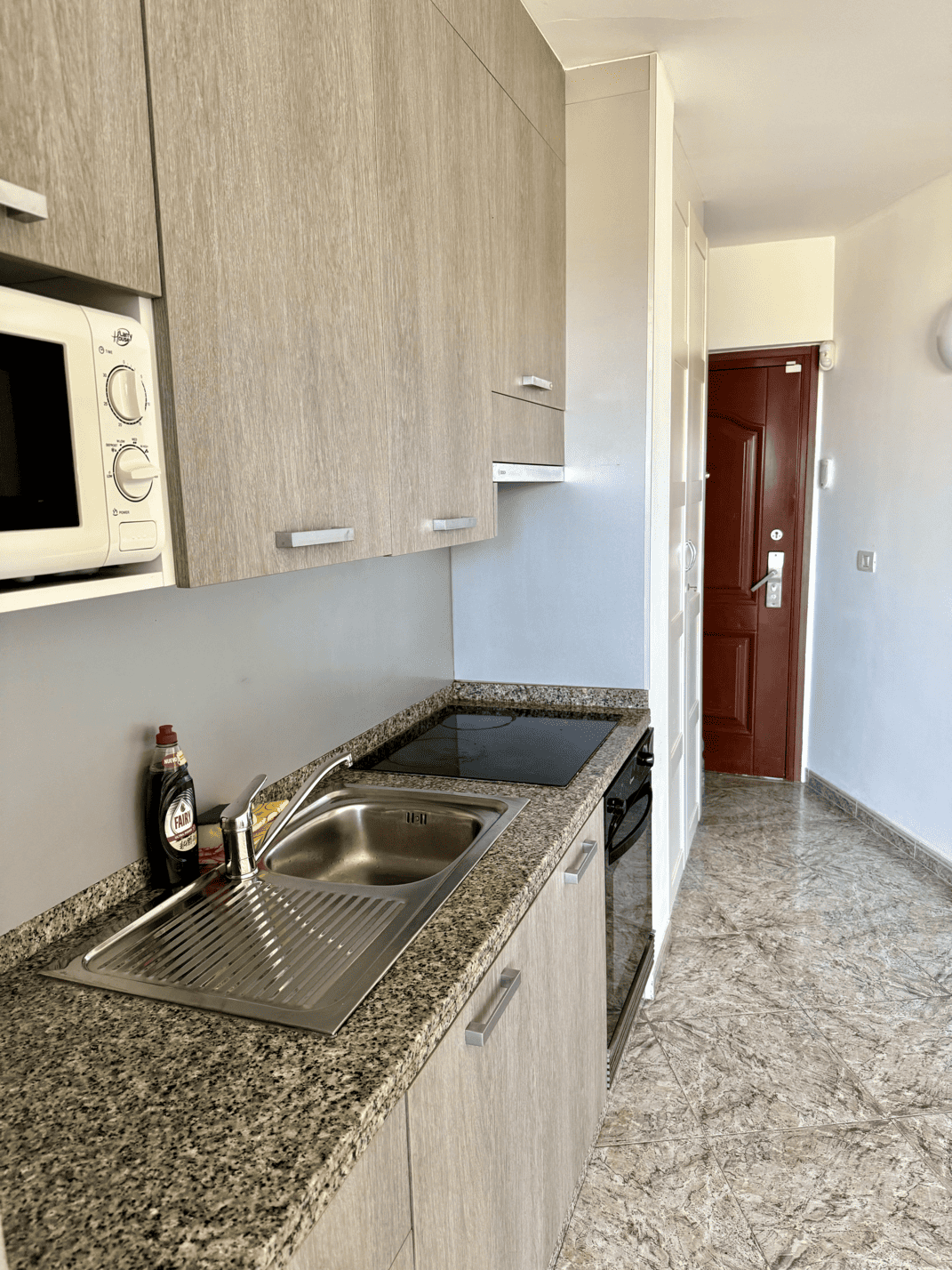 Heart_of_Las_Americas_Charming_Beach_Apartment_Tenerife_Oven