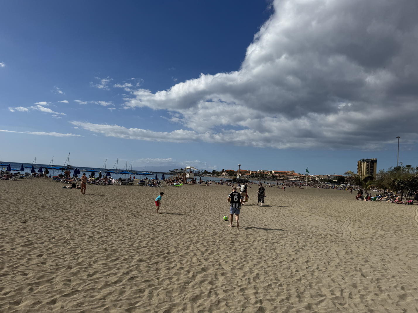 Heart_of_Los_Cristianos_Modern_Apartment_Close_to_the_Sea_in_Tenerife_beach_view