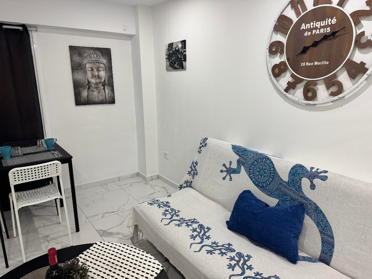 Heart_of_Los_Cristianos_Modern_Apartment_Close_to_the_Sea_in_Tenerife_big_clock