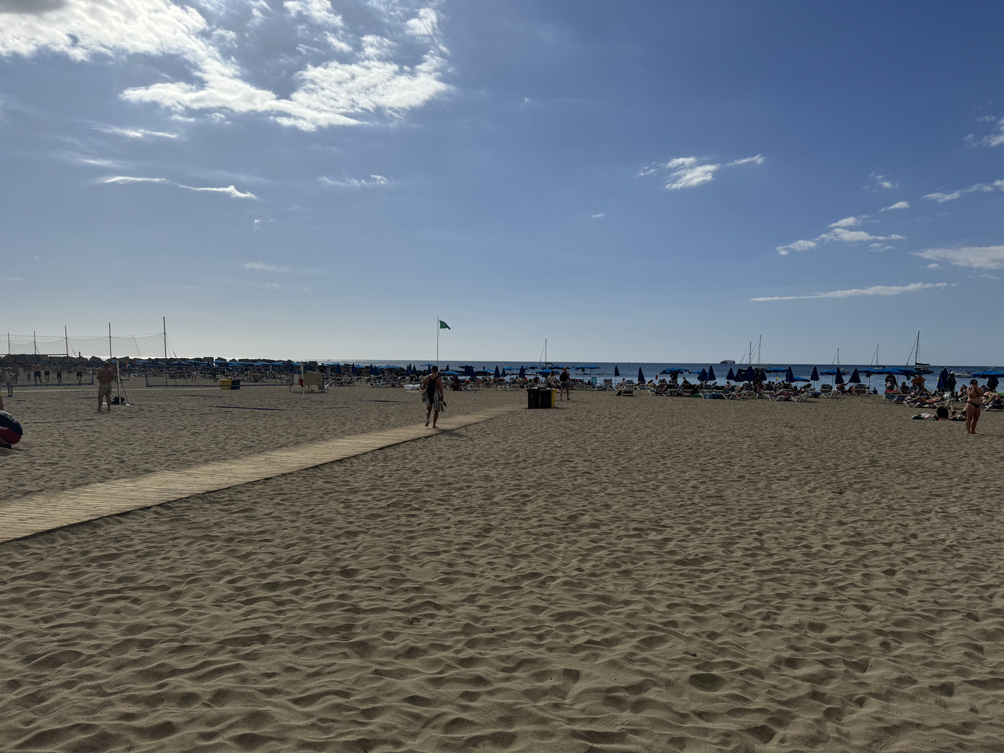 Heart_of_Los_Cristianos_Modern_Apartment_Close_to_the_Sea_in_Tenerife_fantastic_beach