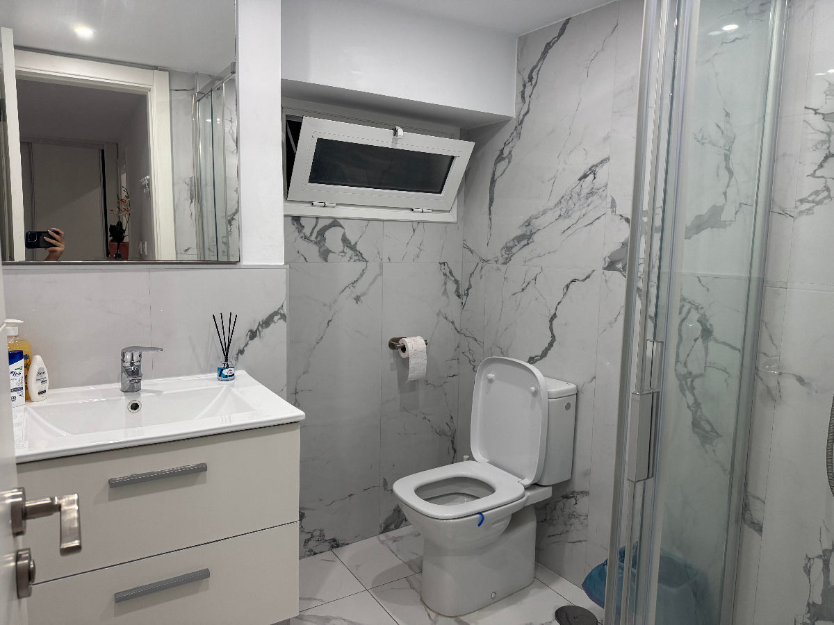 Heart_of_Los_Cristianos_Modern_Apartment_Close_to_the_Sea_in_Tenerife_incredible_bathroom