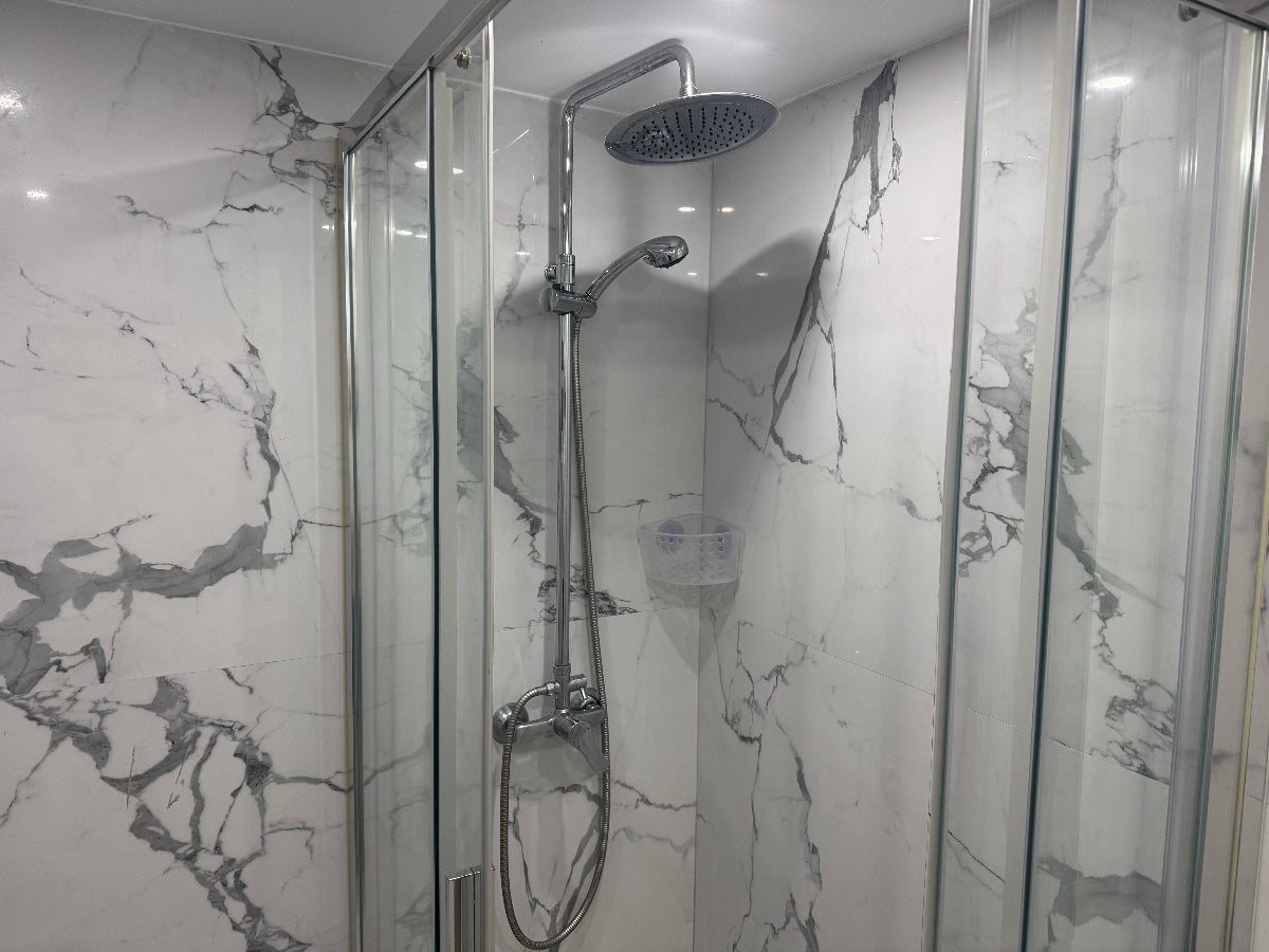 Heart_of_Los_Cristianos_Modern_Apartment_Close_to_the_Sea_in_Tenerife_new_shower