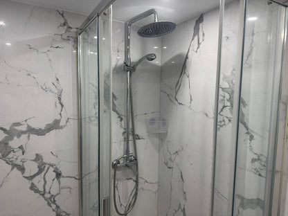 Heart_of_Los_Cristianos_Modern_Apartment_Close_to_the_Sea_in_Tenerife_new_shower