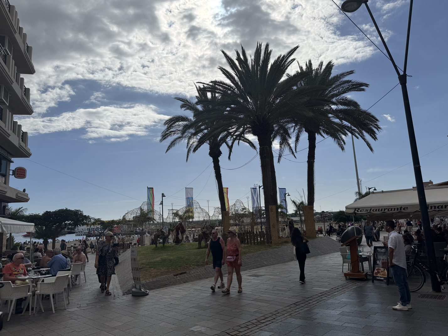 Heart_of_Los_Cristianos_Modern_Apartment_Close_to_the_Sea_in_Tenerife_palms