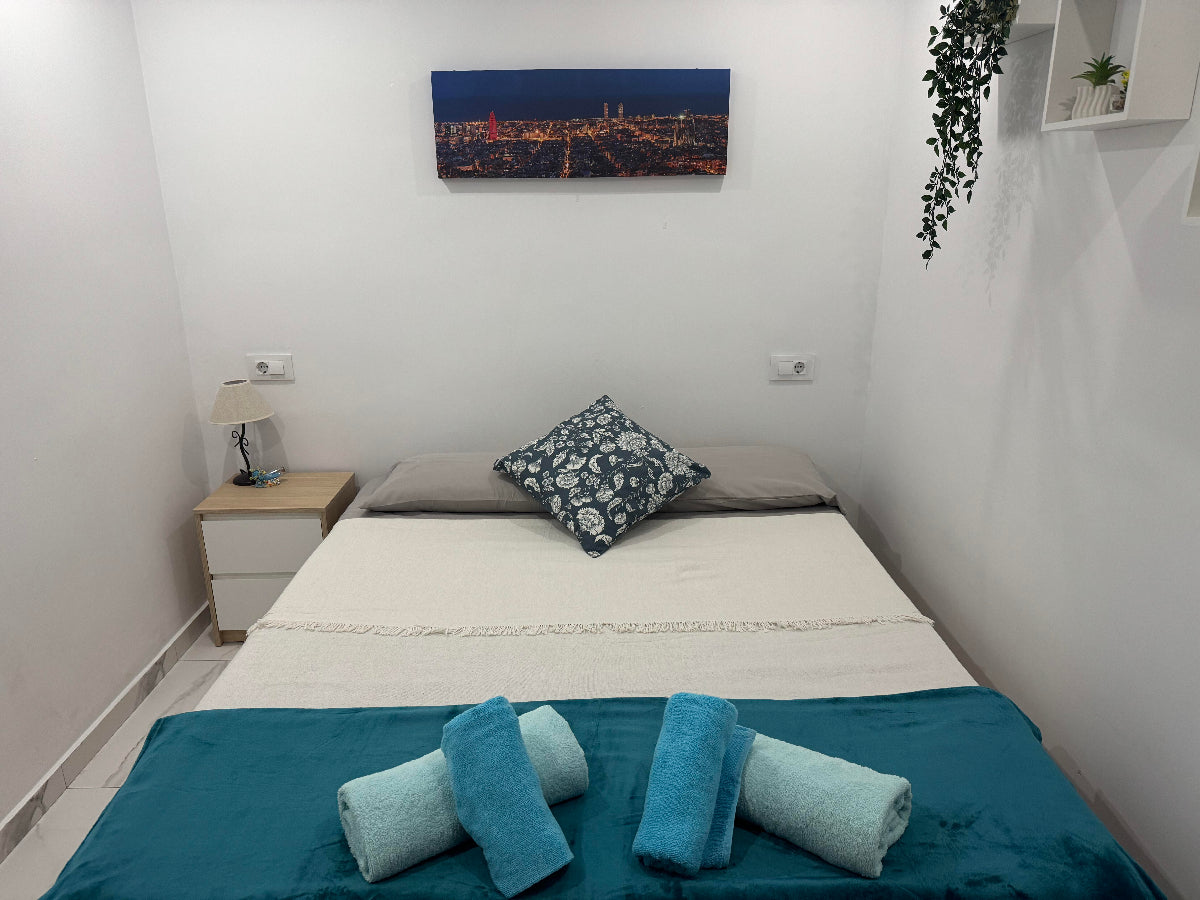 Heart_of_Los_Cristianos_Modern_Apartment_Close_to_the_Sea_in_Tenerife_queen_size_bed