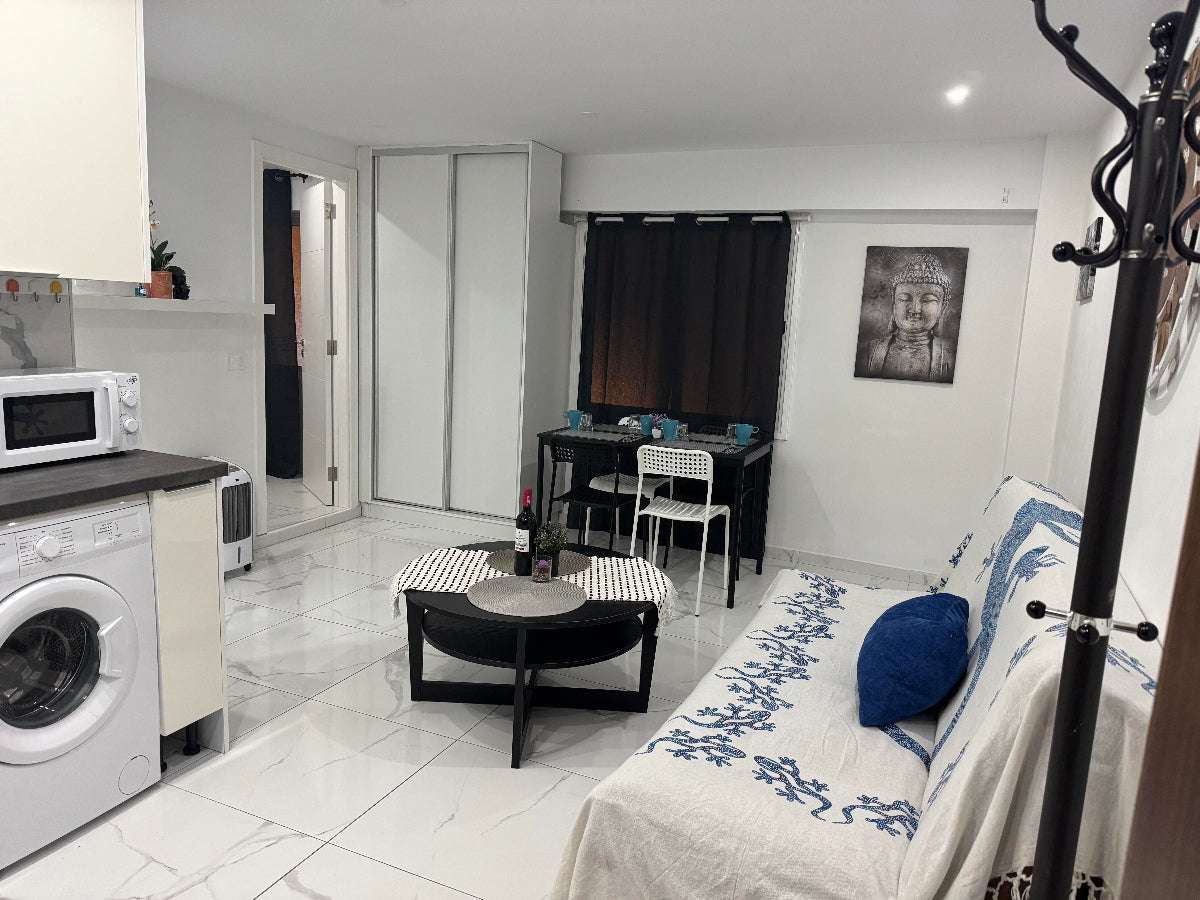Heart_of_Los_Cristianos_Modern_Apartment_Close_to_the_Sea_in_Tenerife_relax_living_room