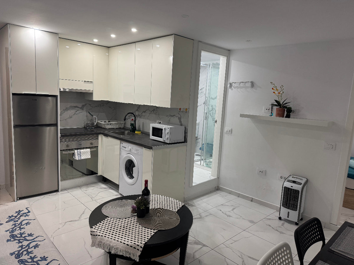 Heart_of_Los_Cristianos_Modern_Apartment_Close_to_the_Sea_in_Tenerife_renewed_kitchen