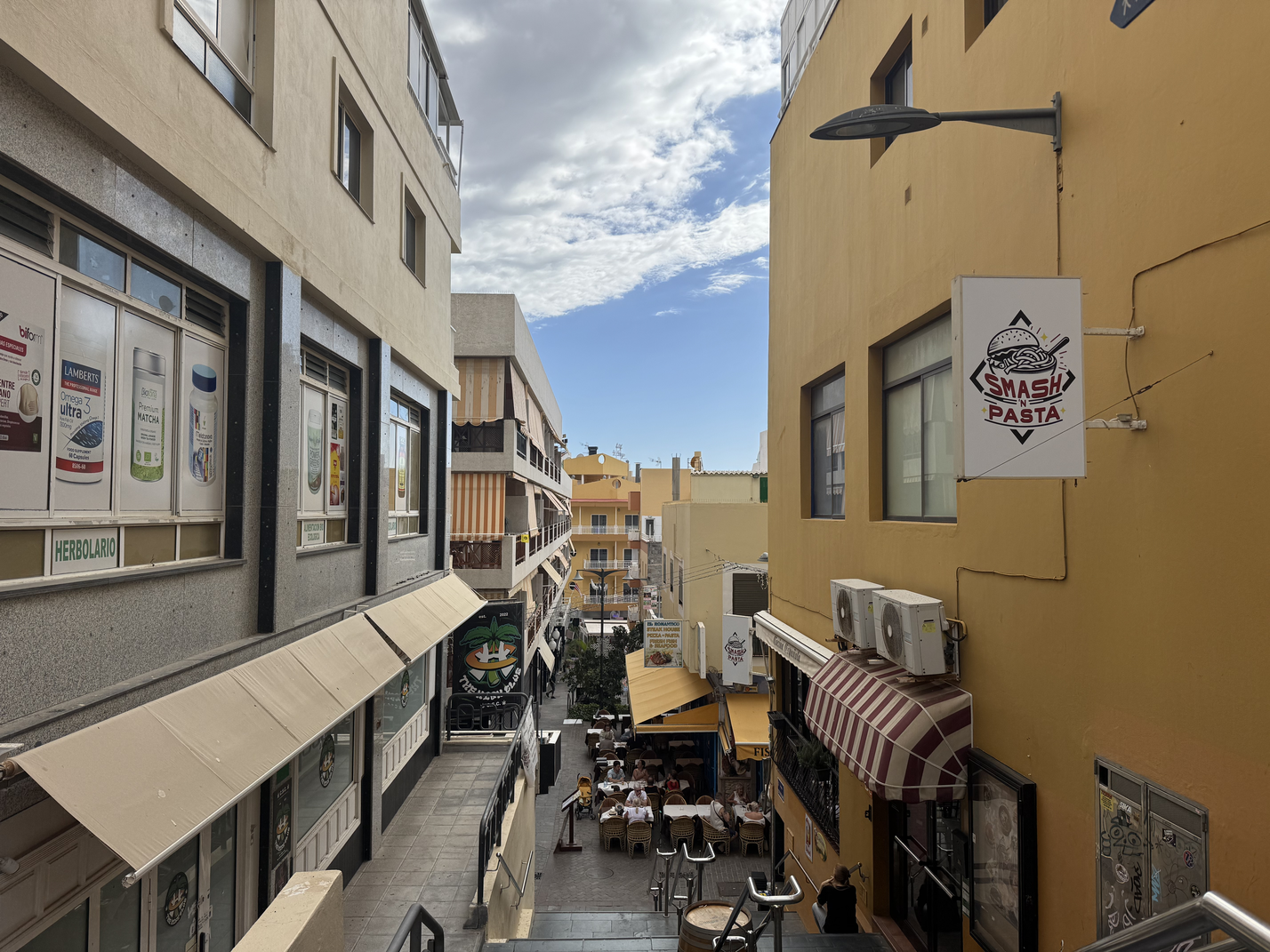 Heart_of_Los_Cristianos_Modern_Apartment_Close_to_the_Sea_in_Tenerife_restaurants