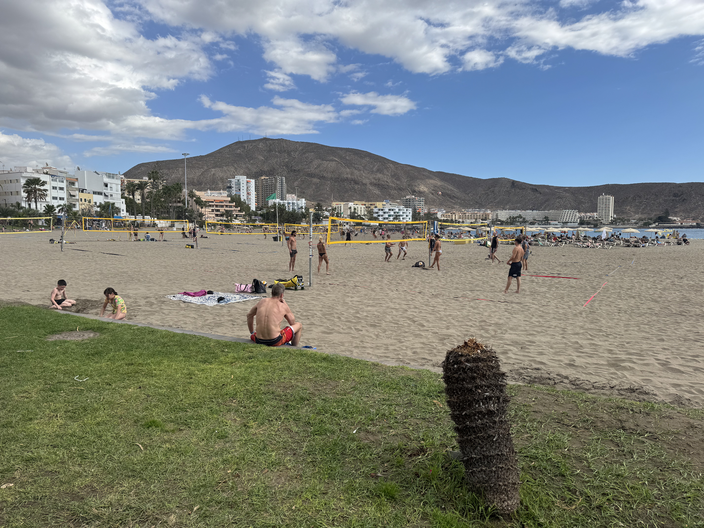 Heart_of_Los_Cristianos_Modern_Apartment_Close_to_the_Sea_in_Tenerife_volley_playa