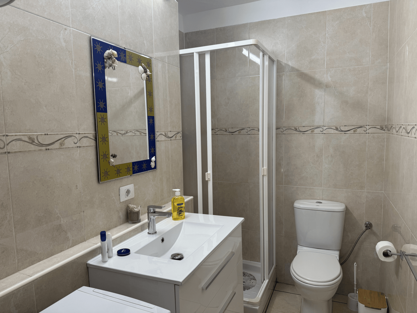 Las_Americas_Stunning_Apartment_Close_to_the_Sea_in_Tenerife_fully_equipped_bathroom