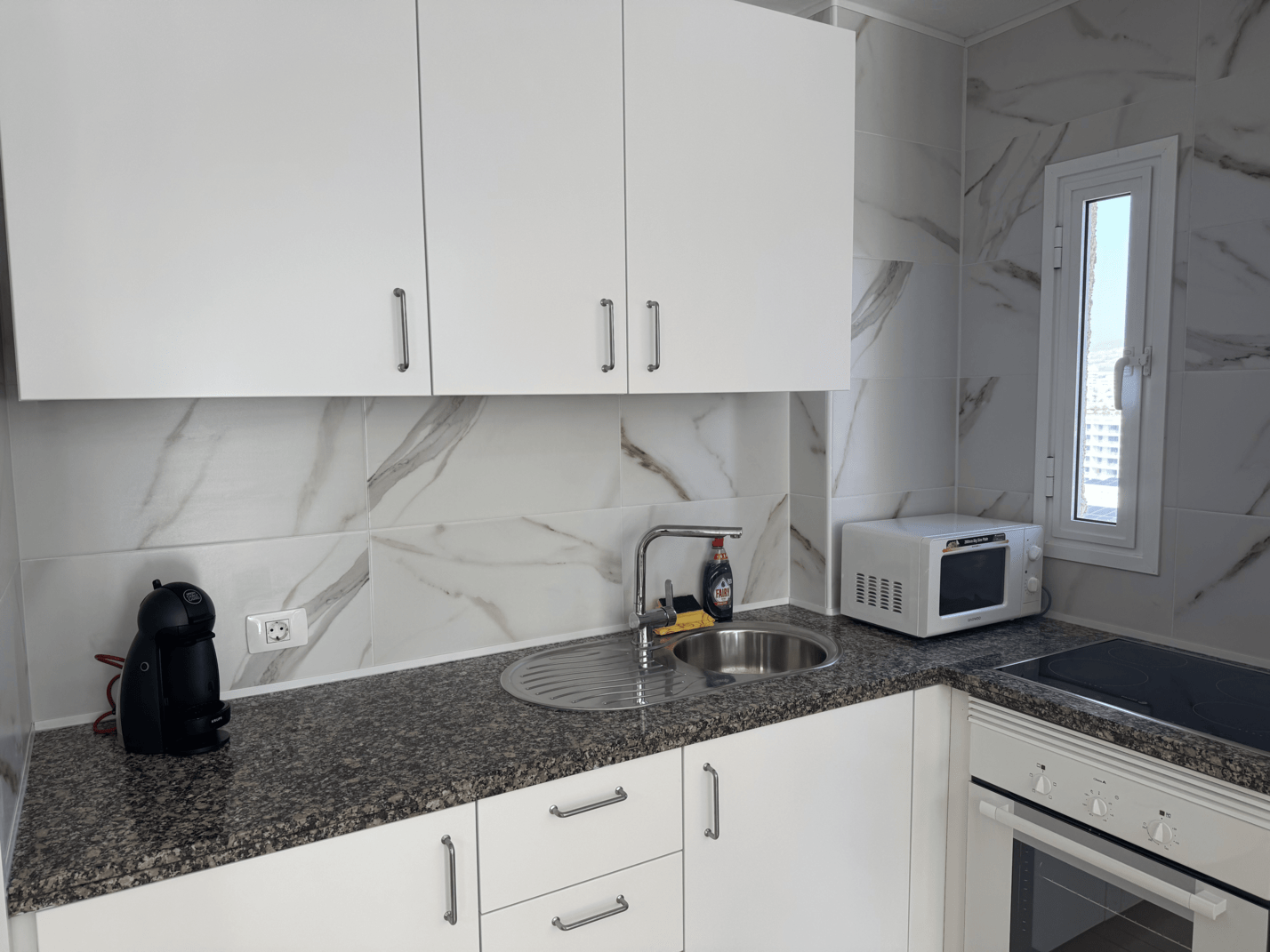 Las_Americas_Stunning_Apartment_Close_to_the_Sea_in_Tenerife_fully_furnished_kitchen_spacious