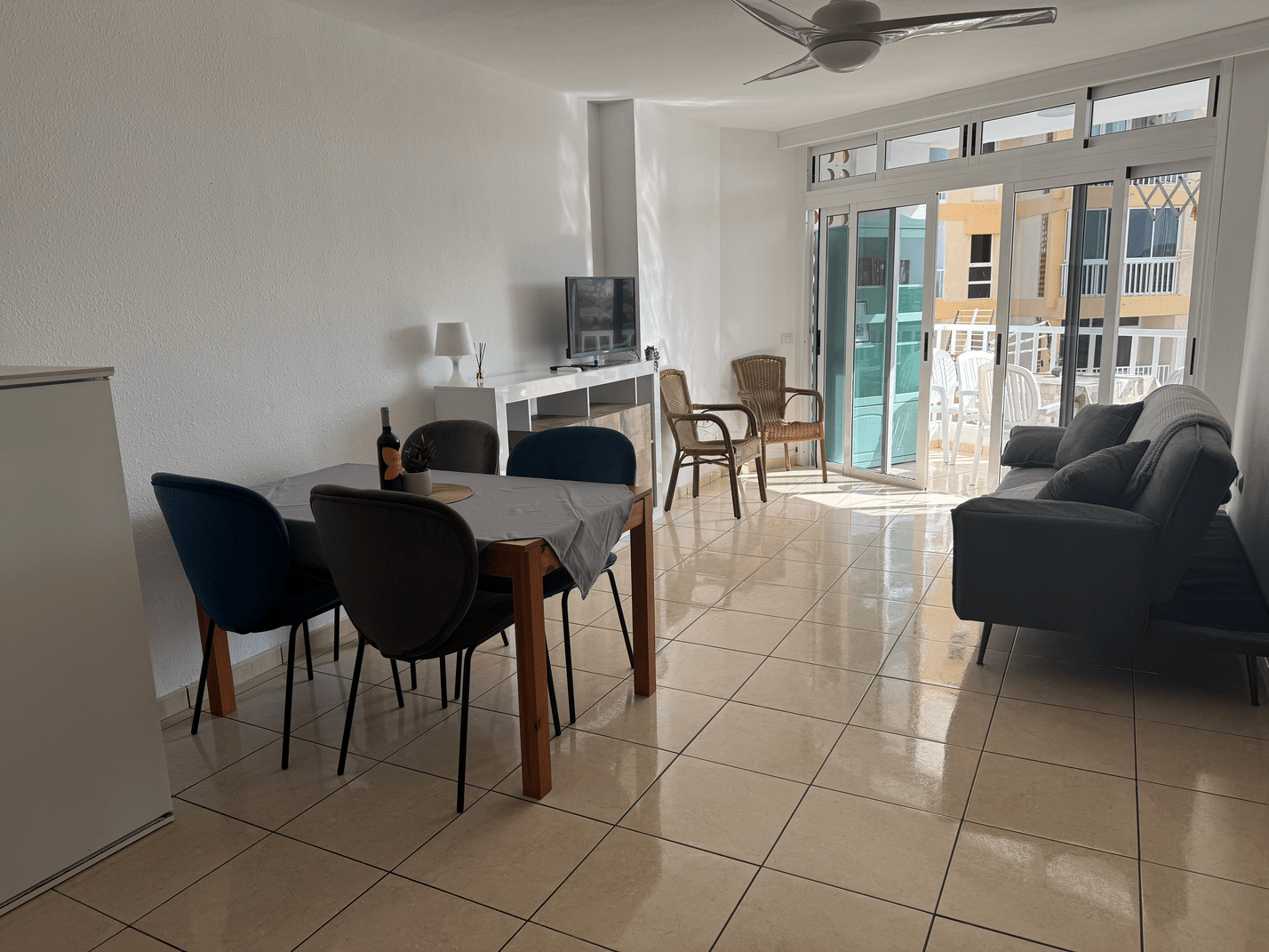 Las_Americas_Stunning_Apartment_Close_to_the_Sea_in_Tenerife_minimalist_living_room_amenities