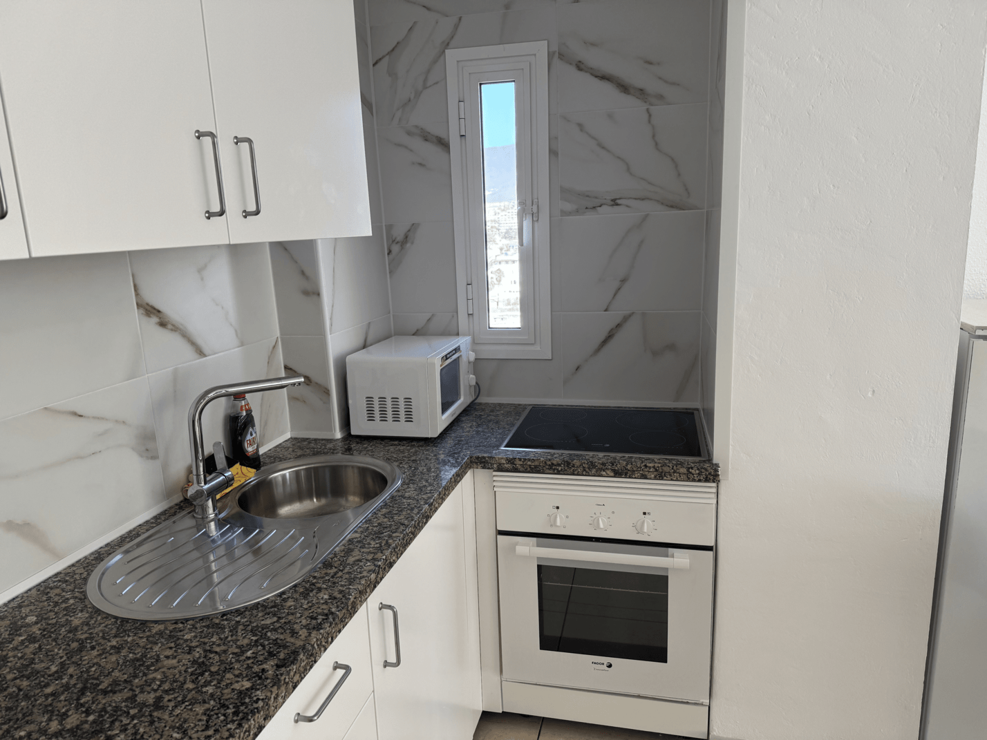 Las_Americas_Stunning_Apartment_Close_to_the_Sea_in_Tenerife_oven_microwave