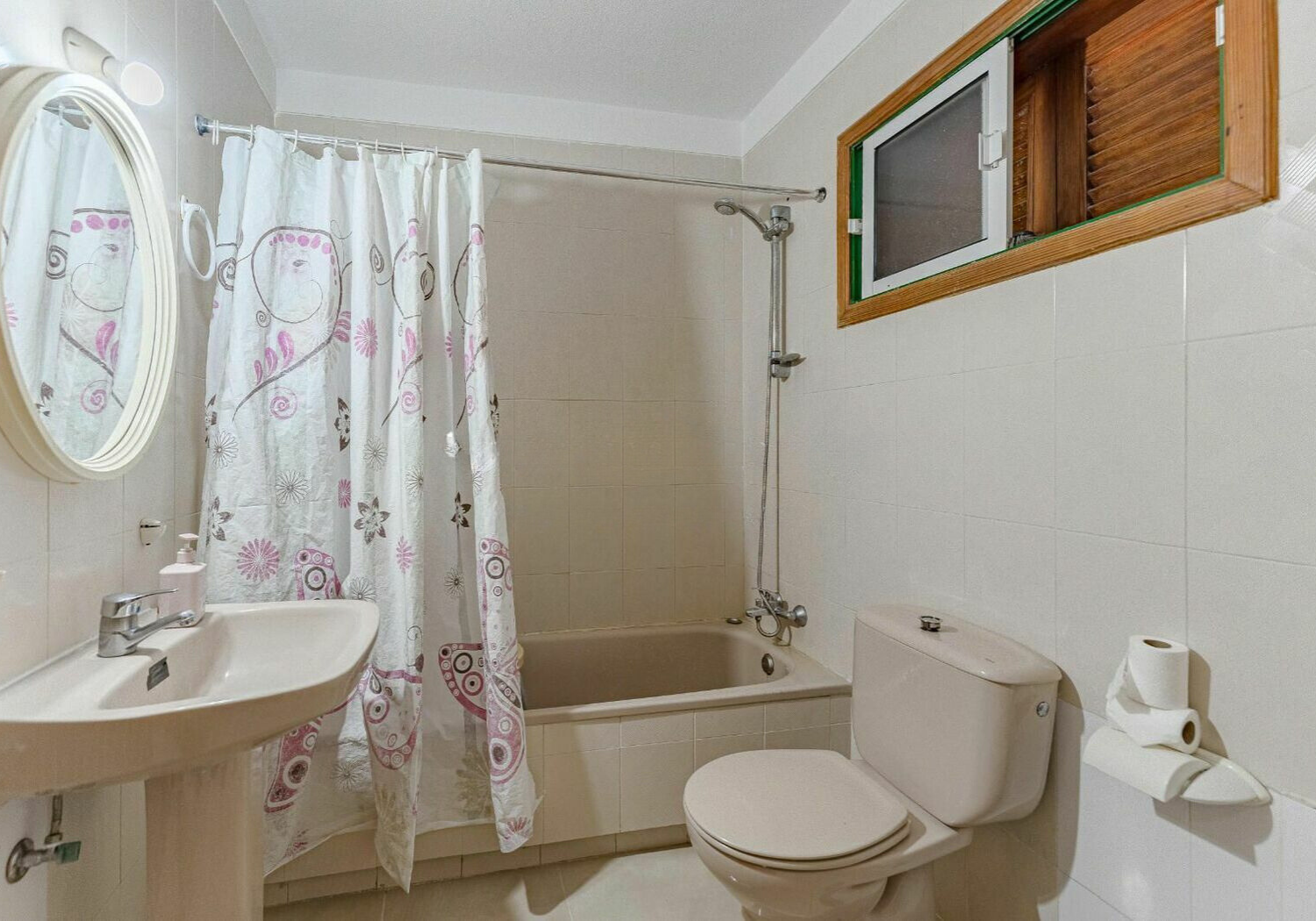 Los Cristianos Charming Apartment Tenerife fully furnished bathroom