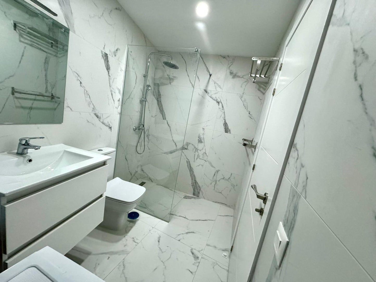 Los_Cristianos_Must-See_Beachfront_Apartment_with_Stunning_Ocean_Views_in_Tenerife_fully_equipped_bathroom