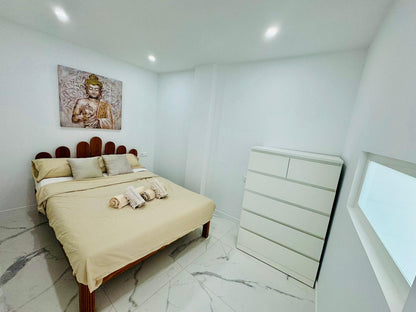 Los_Cristianos_Must-See_Beachfront_Apartment_with_Stunning_Ocean_Views_in_Tenerife_queen-size_bed