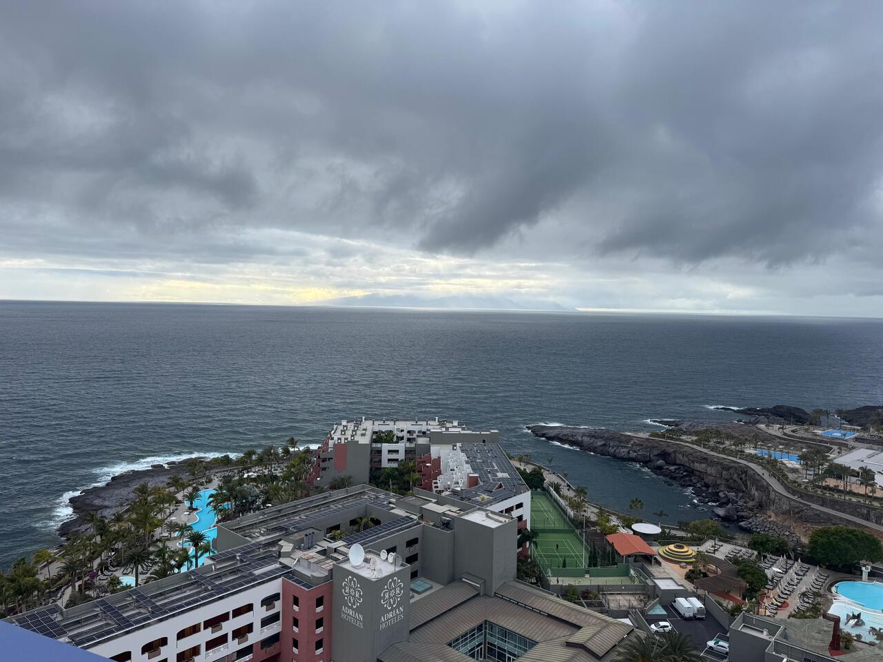 Design Moderne & Vues Panoramiques – Appartement Entièrement Rénové à Playa Paraíso, Tenerife
