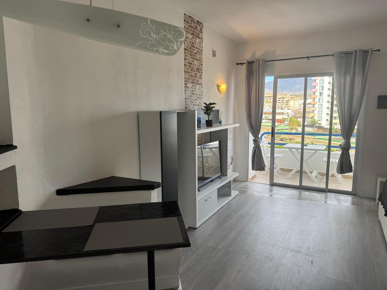 Design Moderne & Vues Panoramiques – Appartement Entièrement Rénové à Playa Paraíso, Tenerife