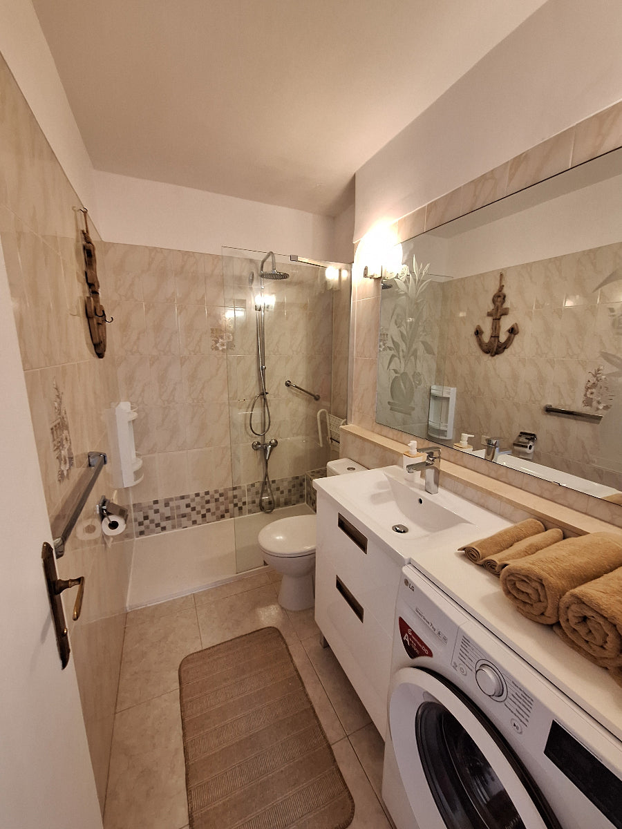 Ocean_Panorama_Apartment_in_Playa_de_Las_Americas_Tenerife_fully_equipped_bathroom_towels