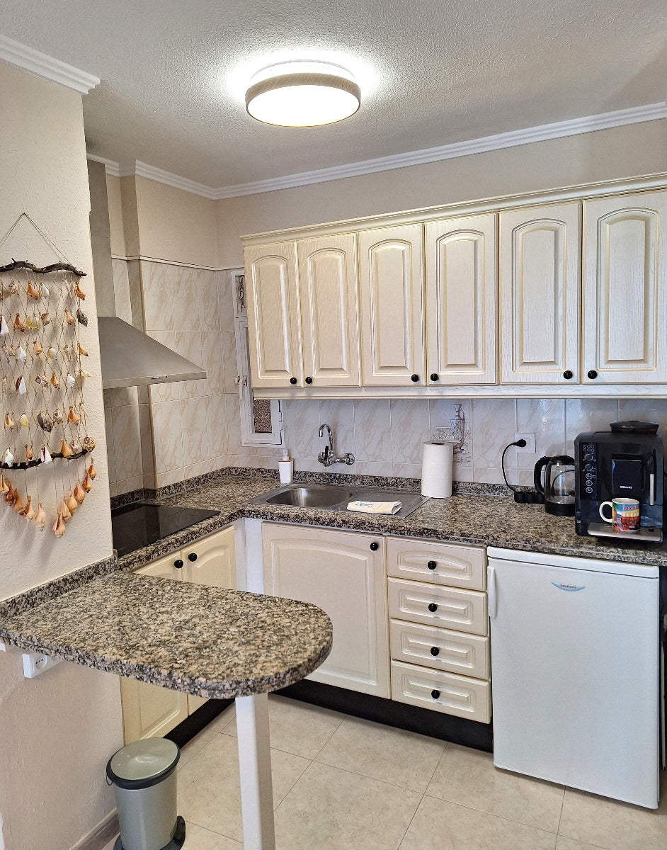 Ocean_Panorama_Apartment_in_Playa_de_Las_Americas_Tenerife_modern_kitchen