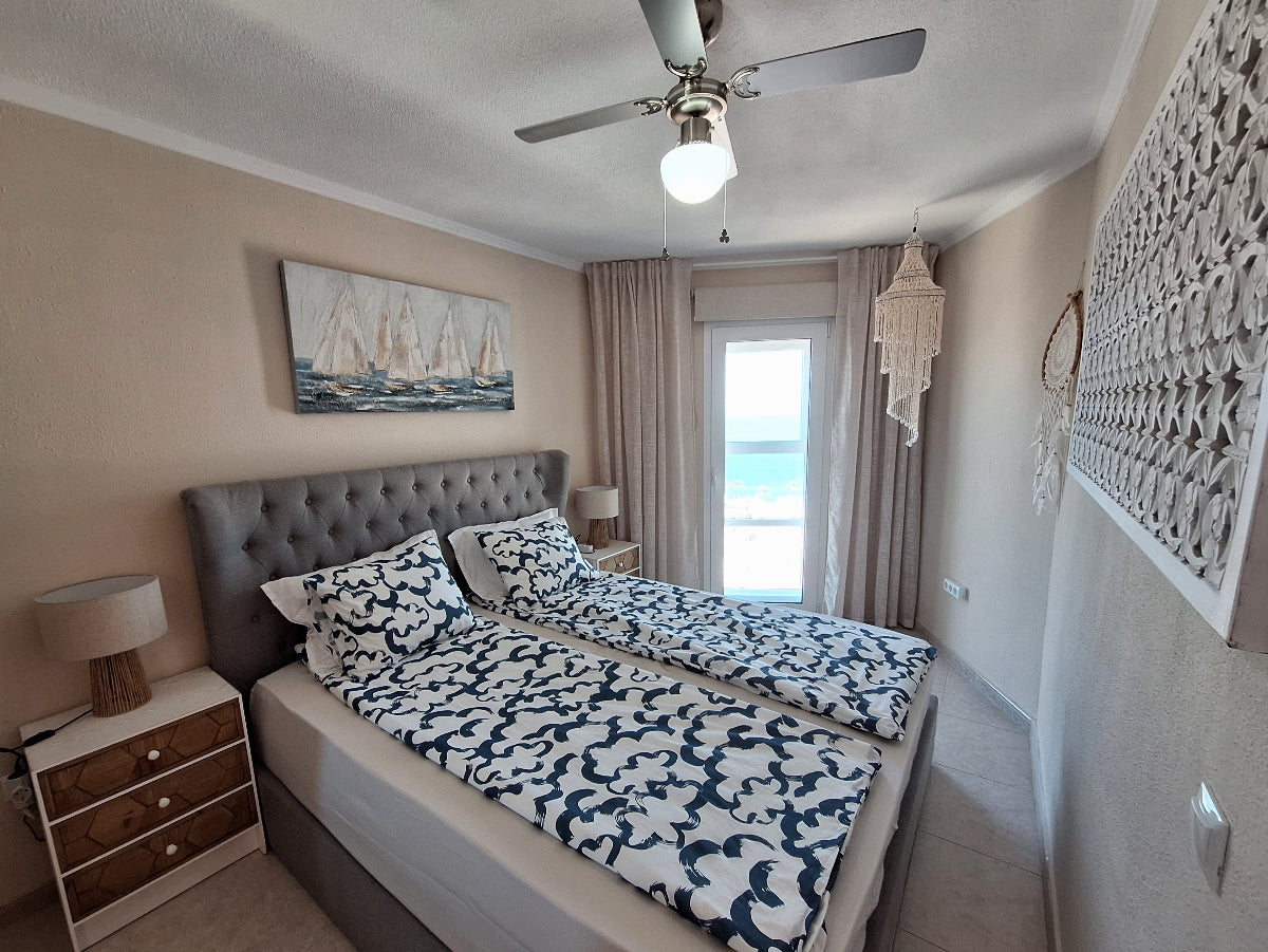 Ocean_Panorama_Apartment_in_Playa_de_Las_Americas_Tenerife_queen_size_bedroom