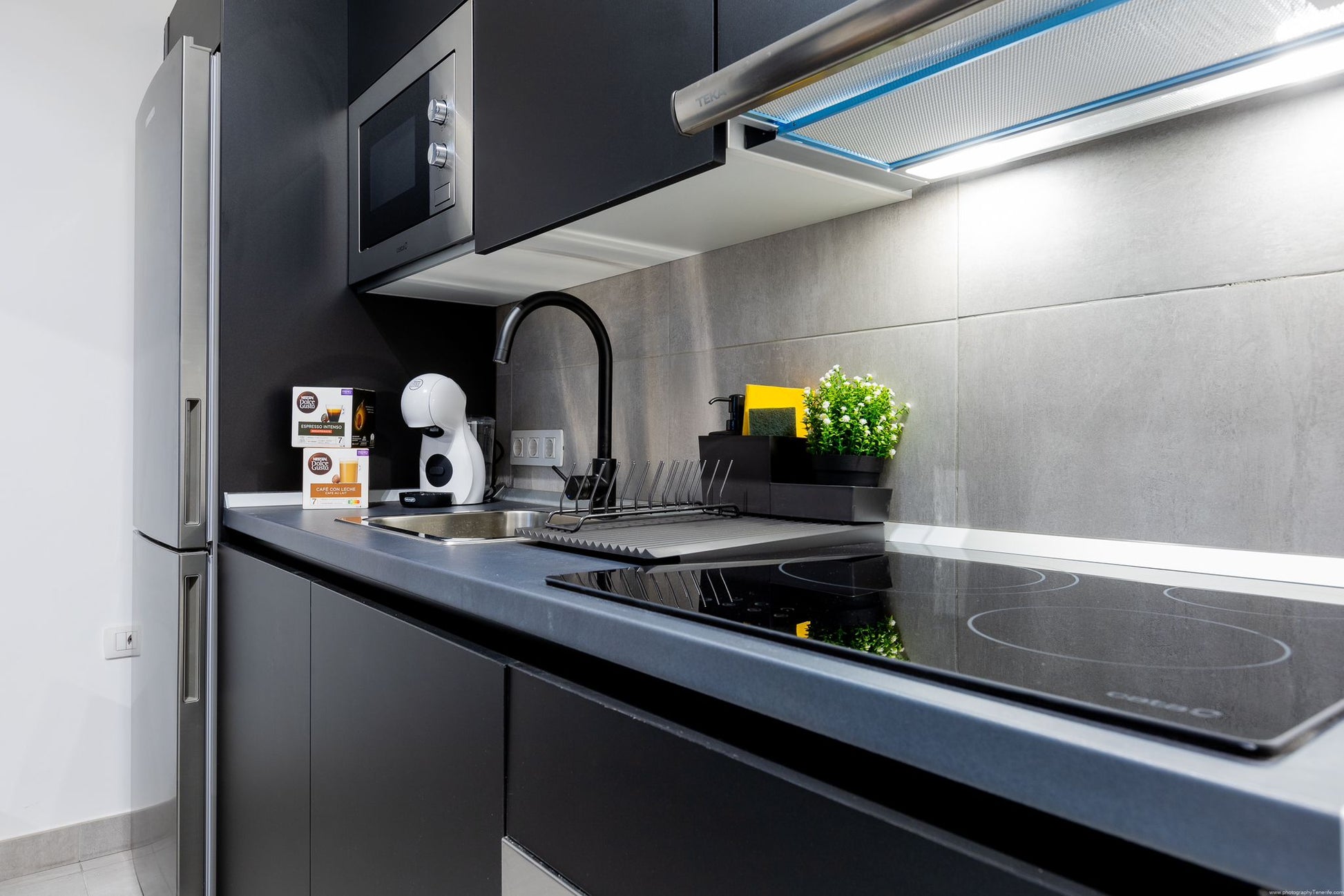 Spacious 2-Bedroom Apartment for Sale in Playa Paraíso Minimalist modern Open-plan kitchen 4