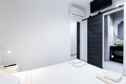 Spacious 2-Bedroom Apartment for Sale in Playa Paraíso Minimalist modern bedroom with queen-size bed 2