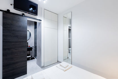 Spacious 2-Bedroom Apartment for Sale in Playa Paraíso Minimalist modern bedroom with queen-size bed 3