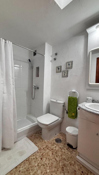 Spacious Apartment, Long-Term Rental, Adeje, Modern bathroom with walk-in shower